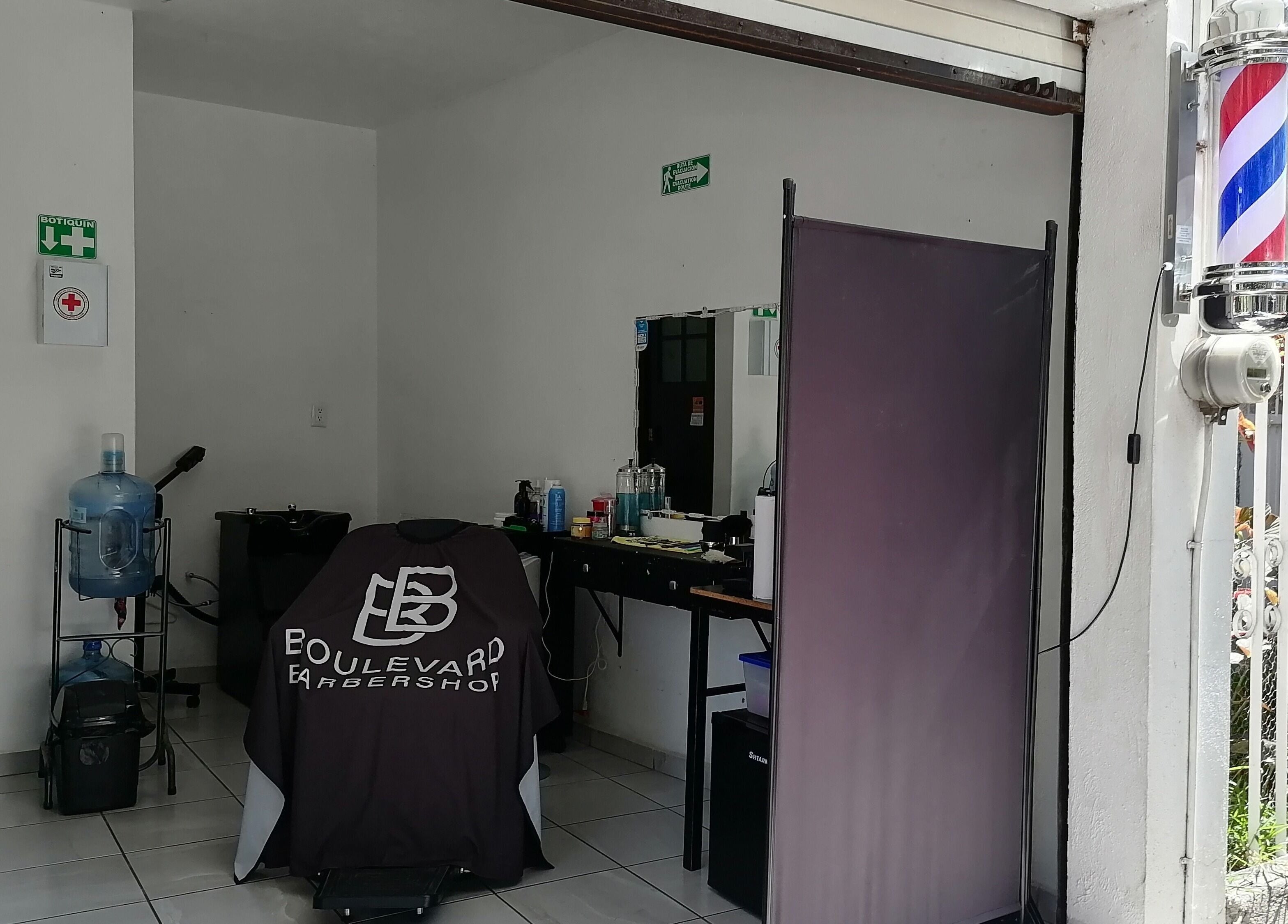 Espacio moderno en Nüvo Studio, Zapopan, Jalisco, MX, con sillón de peluquero y equipamiento profesional.