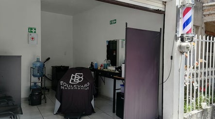 Espacio moderno en Nüvo Studio, Zapopan, Jalisco, MX, con sillón de peluquero y equipamiento profesional.