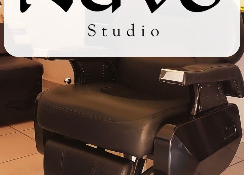 Cómodo sillón de peluquería en Nüvo Studio, Zapopan, Jalisco, MX, ideal para tratamientos de belleza.