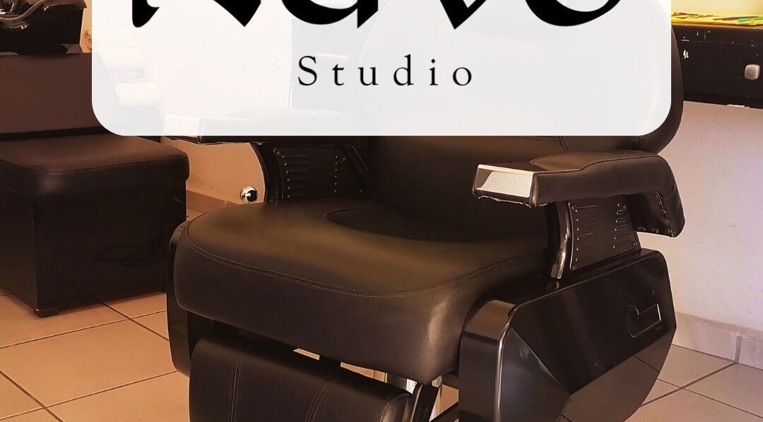 Cómodo sillón de peluquería en Nüvo Studio, Zapopan, Jalisco, MX, ideal para tratamientos de belleza.