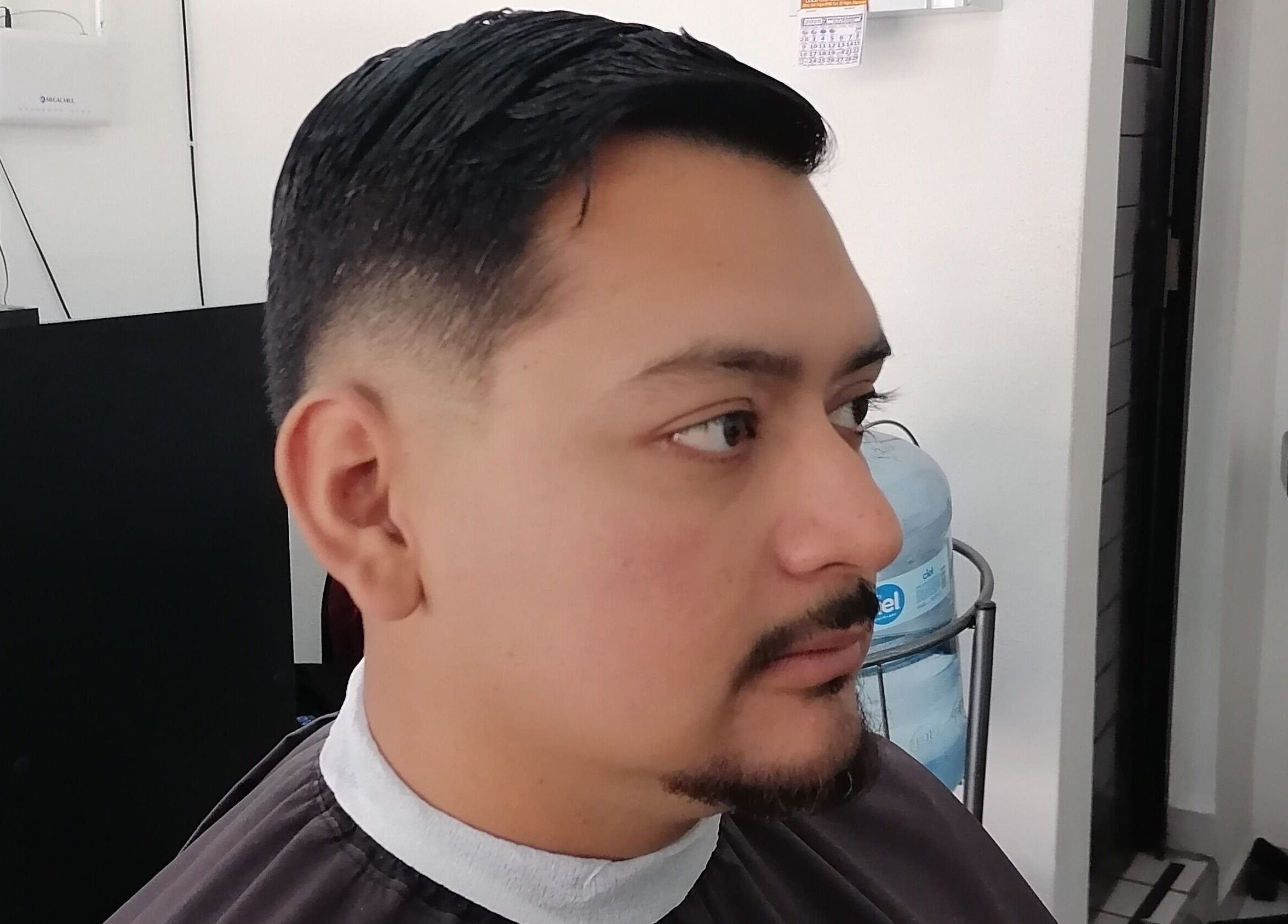 Cliente satisfecho con corte de cabello moderno en Nüvo Studio, Zapopan, Jalisco, MX.