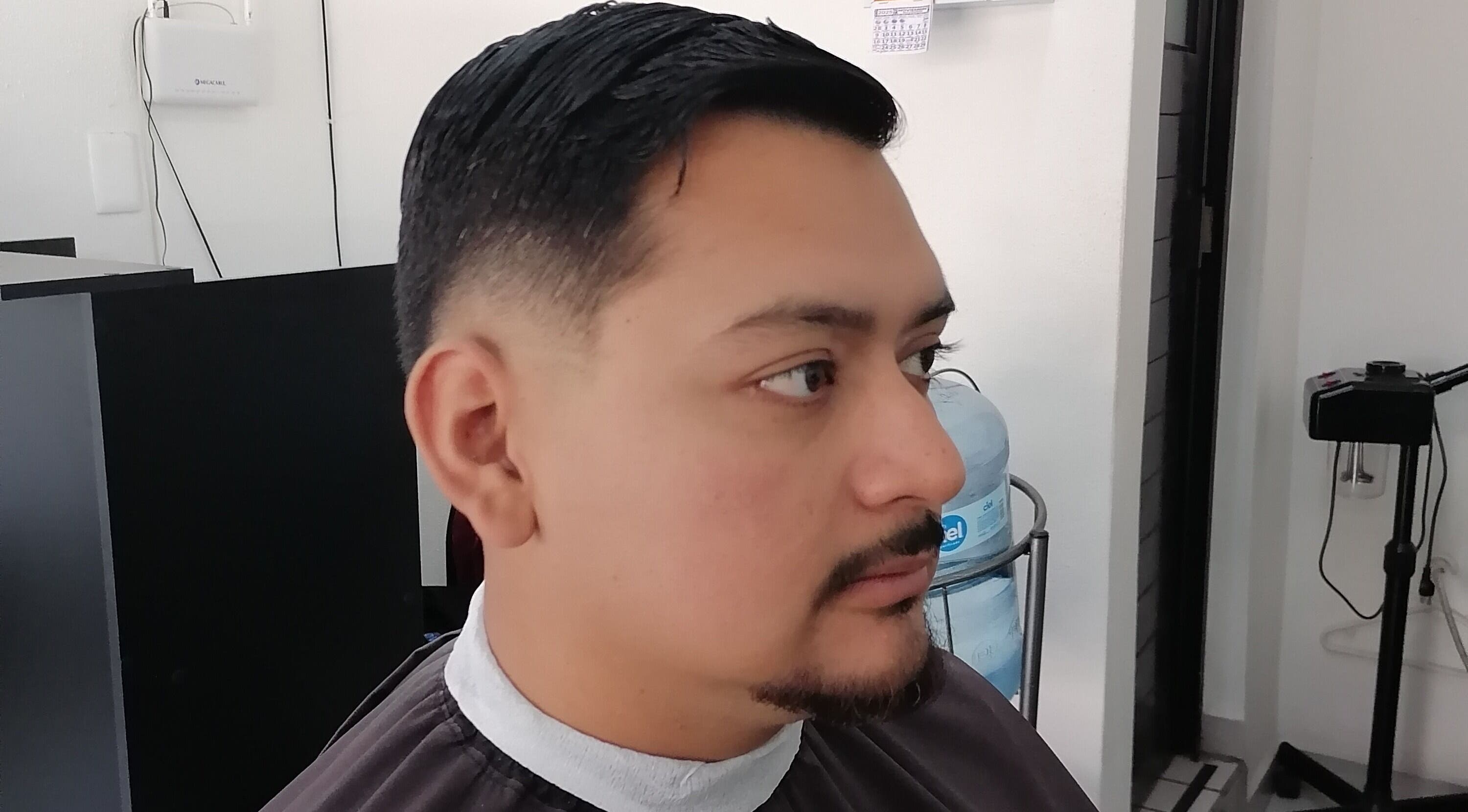 Cliente satisfecho con corte de cabello moderno en Nüvo Studio, Zapopan, Jalisco, MX.