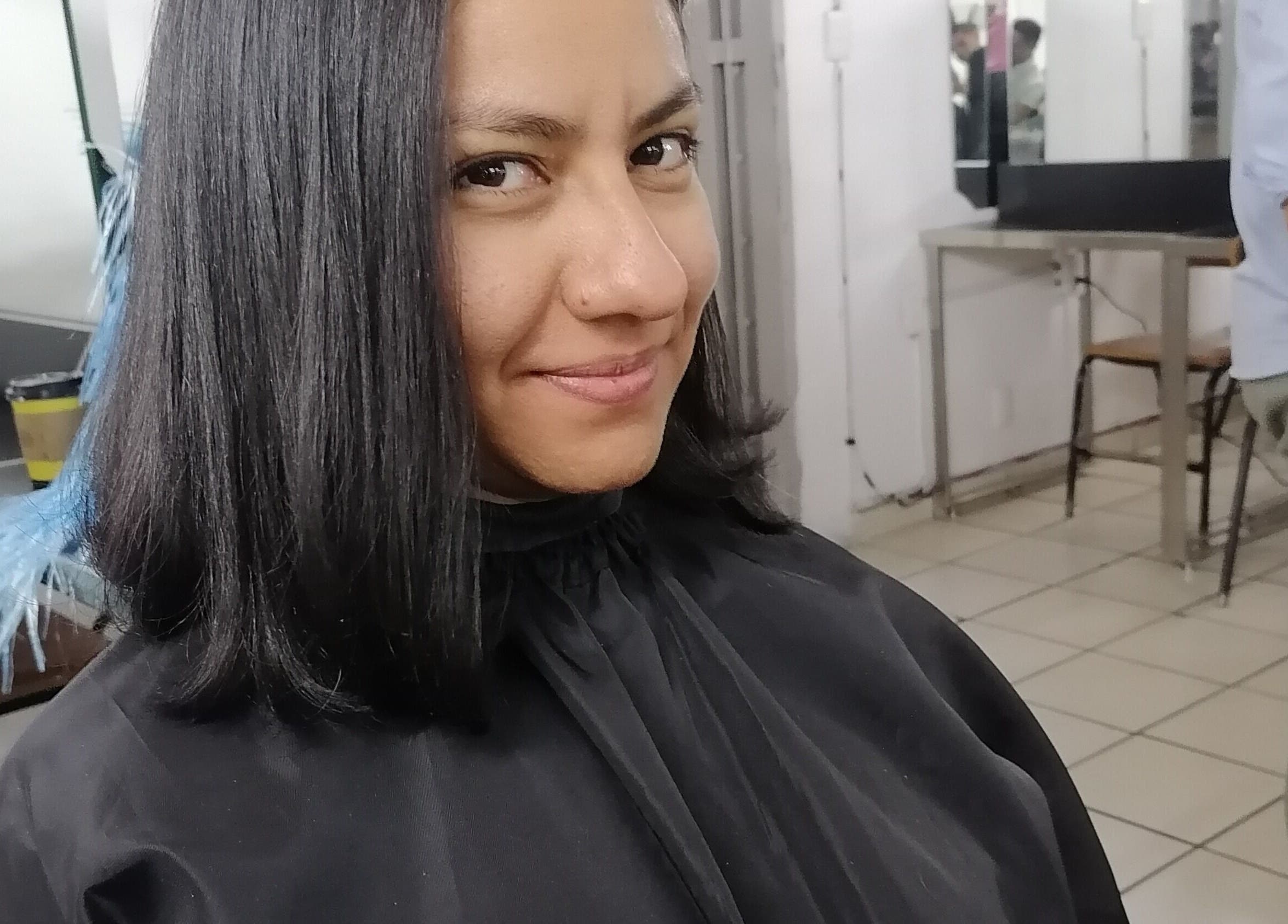 Cliente sonriente con cabello recién cortado en Nüvo Studio, Zapopan, Jalisco, MX.