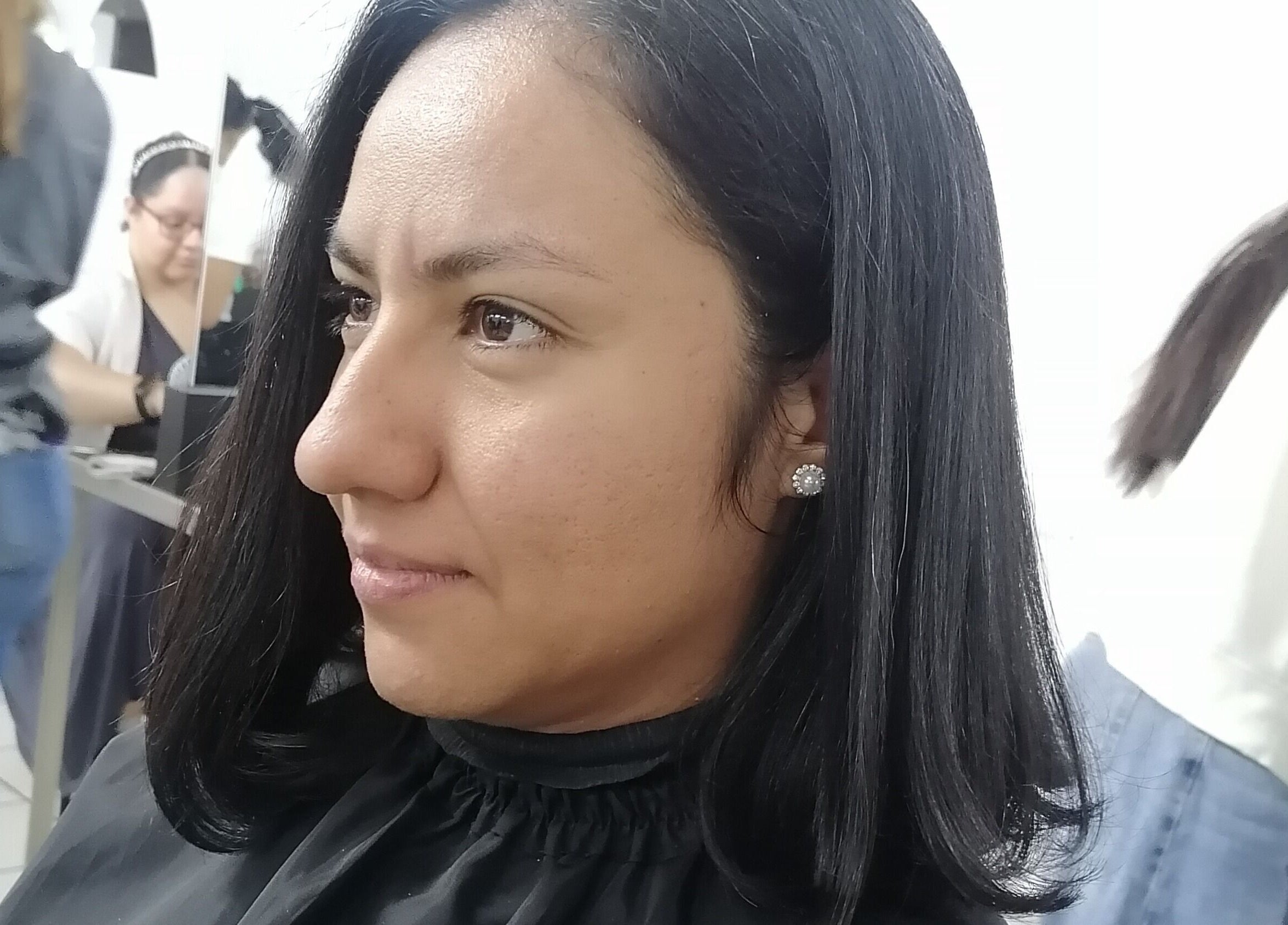 Cliente satisfecha en Nüvo Studio, Zapopan, Jalisco, MX disfruta de peinado moderno y elegante.