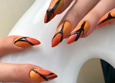 Uñas decoradas en estilo vibrante en Âme Atelier Beauty, Chihuahua, Chihuahua, MX, destacando arte moderno.