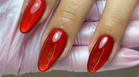 Uñas con esmalte rojo metálico en Âme Atelier Beauty, Chihuahua, Chihuahua, MX.