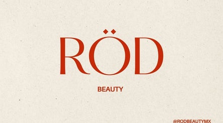Logotipo rojo de Röd Beauty en Chihuahua, MX, sobre fondo beige claro.