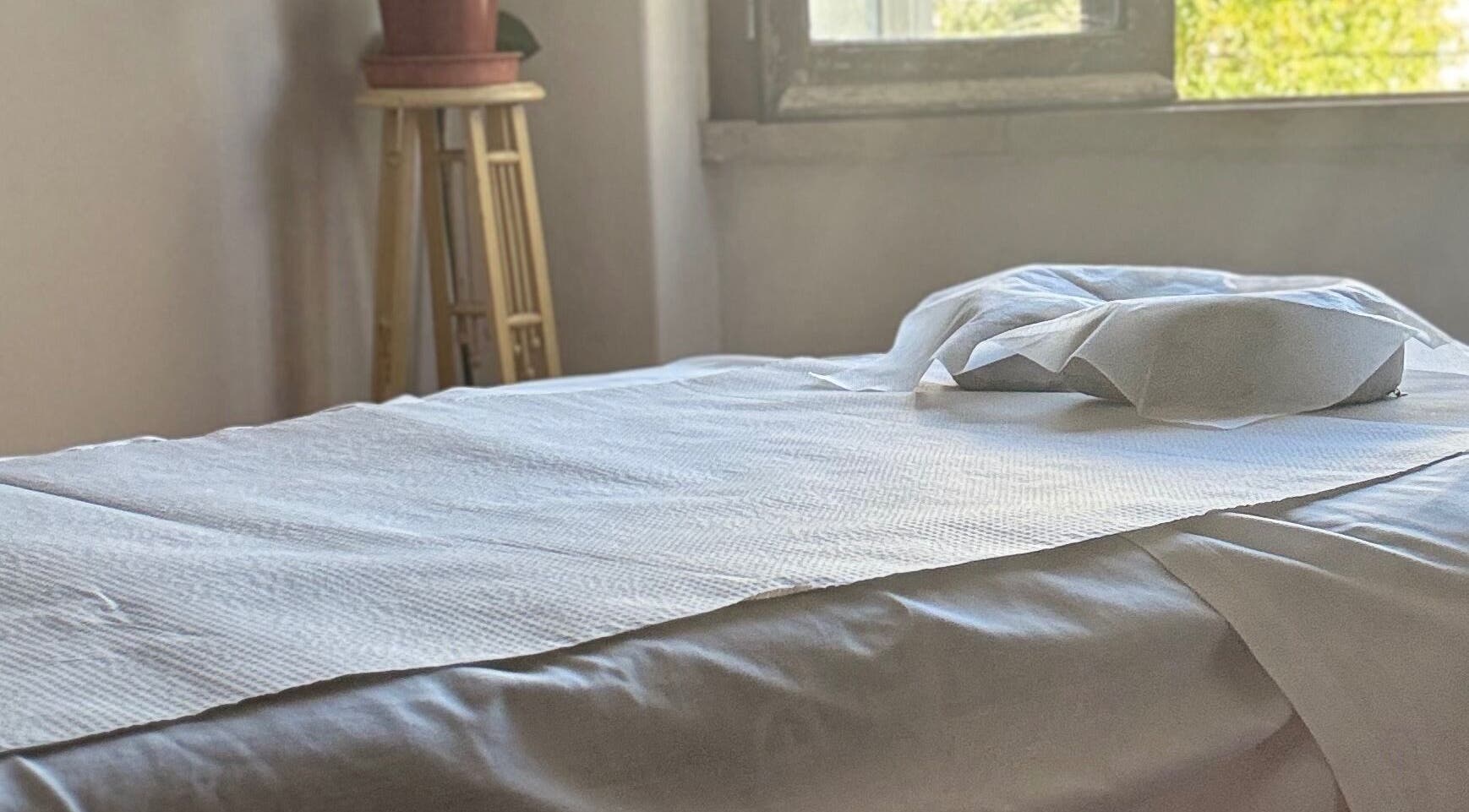 Mesa de massagem serena em Tratamentos Domiciliares, Almada, Setúbal, PT, pronta para relaxamento.