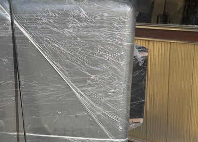 Assento embalado na entrada do Tratamentos Domiciliares, Almada, Setúbal, PT.