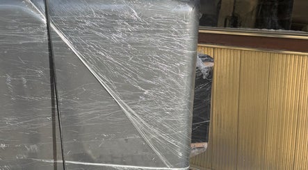 Assento embalado na entrada do Tratamentos Domiciliares, Almada, Setúbal, PT.