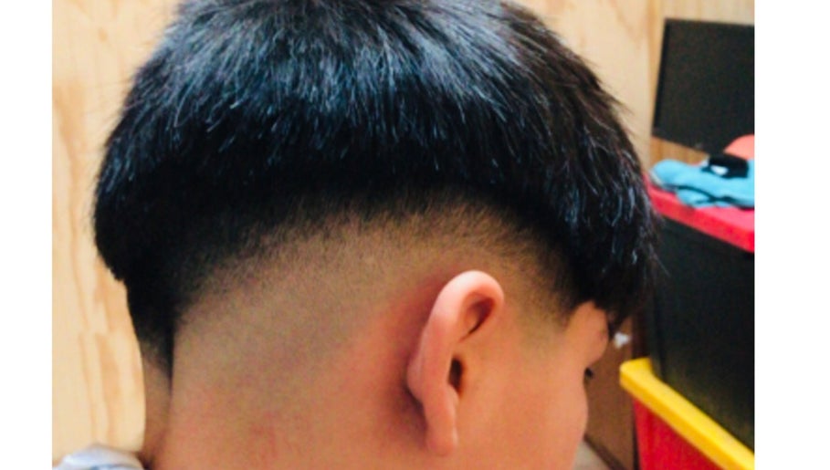 Corte de cabello moderno en M10 Barberia, Padre Las Casas, Araucanía, CL, mostrando un estilo rejuvenecido.
