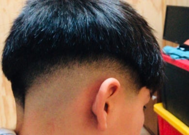 Corte de cabello moderno en M10 Barberia, Padre Las Casas, Araucanía, CL, mostrando un estilo rejuvenecido.