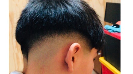 Corte de cabello moderno en M10 Barberia, Padre Las Casas, Araucanía, CL, mostrando un estilo rejuvenecido.