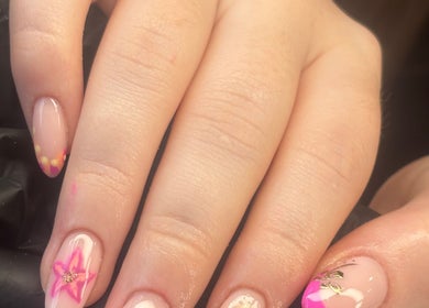 Creative floral nail designs by Nails By Jayden in Glasgow, Scotland, GB. Stunning pastel hues and intricate patterns.