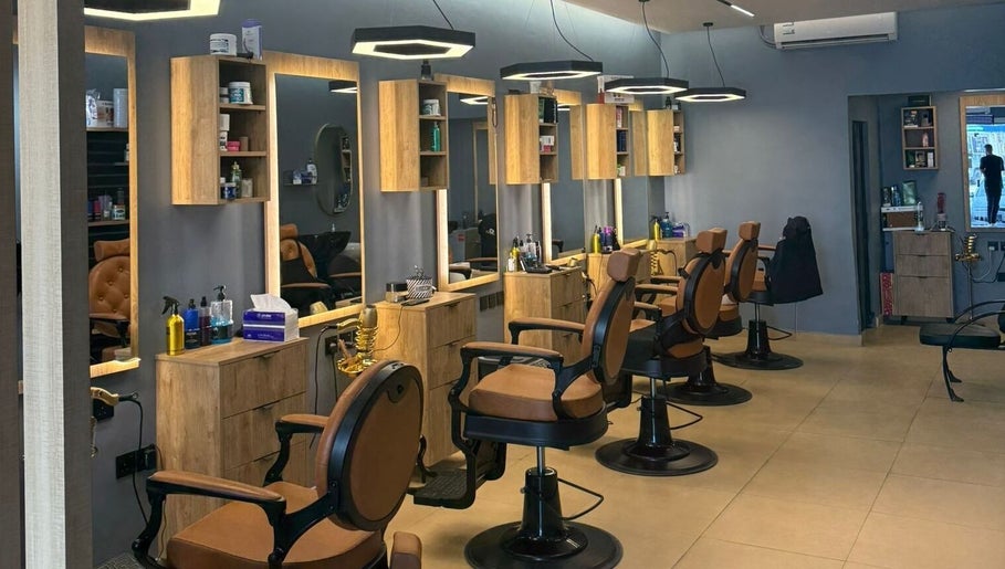 Modern salon interior at Elite Style, Riyadh, SA with stylish chairs and lighting for an upscale experience.