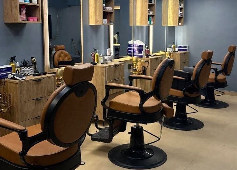 Elegant salon chairs and mirrors at Elite Style, Riyadh, SA, showcasing a modern interior design.