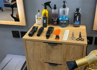 Elite Style salon in Riyadh, SA, showcases barber tools on a modern wooden station.