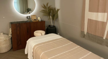 Cozy and tranquil massage room at Sole Luna Massage, Amsterdam, Noord-Holland, NL, showcasing modern decor.