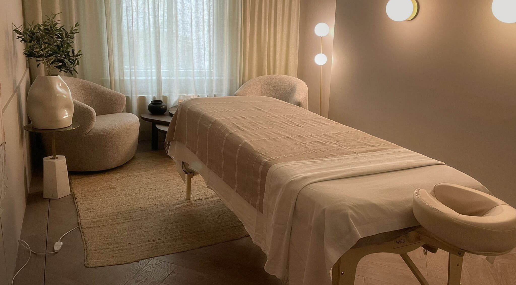 Cozy massage room at Sole Luna Massage, Amsterdam, Noord-Holland, NL with a tranquil ambiance.