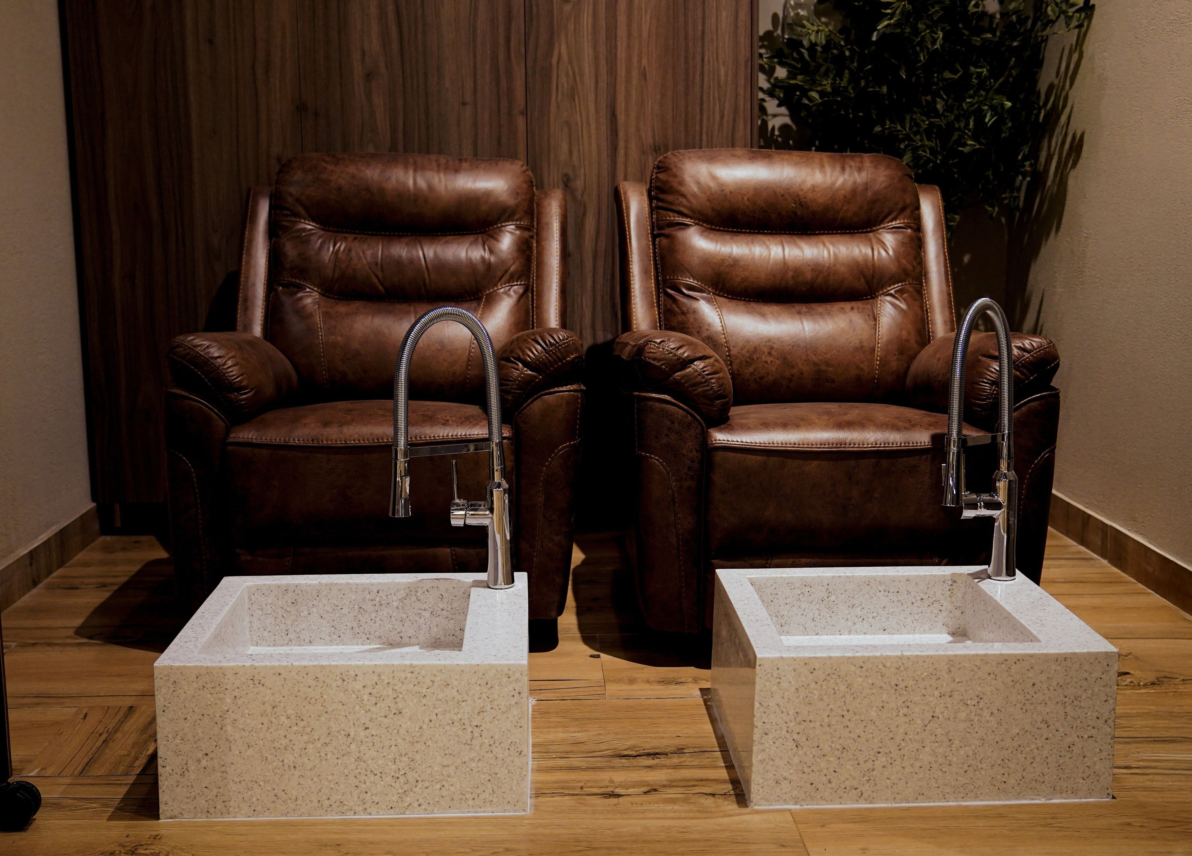 Comfortable leather chairs at Trim and Latte Men Hairdressing Trimming and Styling, Abu Dhabi, AE for ultimate relaxation.
