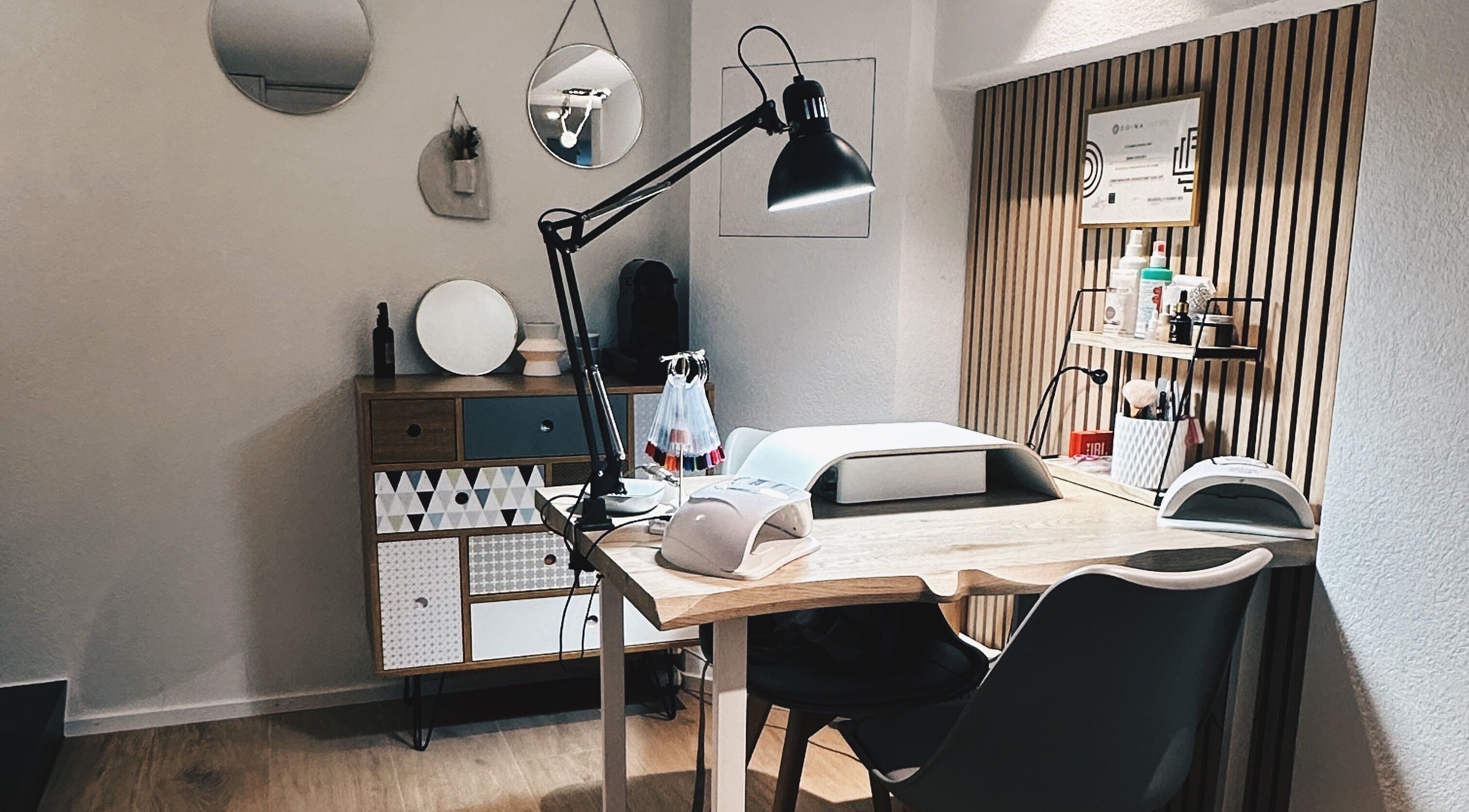 Espace manucure élégant chez La Beautique Concept à Val-de-ruz, Neuchâtel, CH, avec décoration moderne.