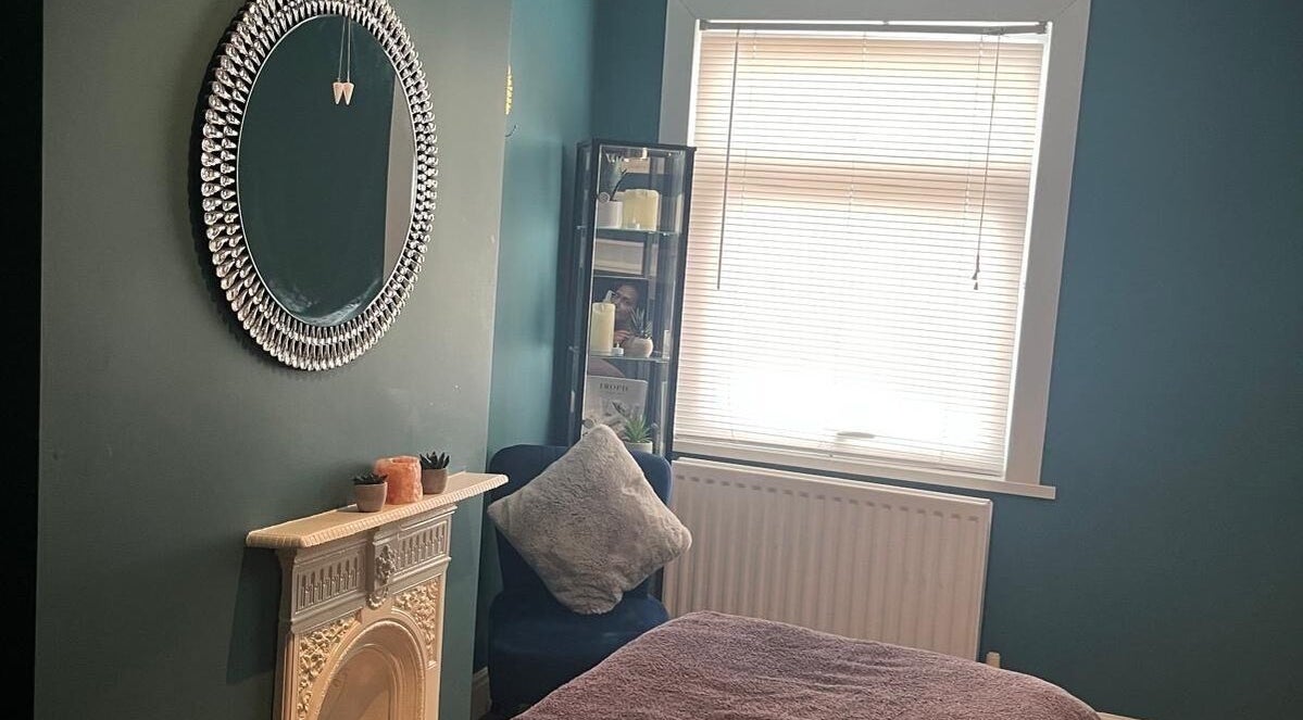 Cozy room at Hayley Leon Beauty at Hair and Beauty @no1, Sapcote. Features elegant mirror and soft decor.