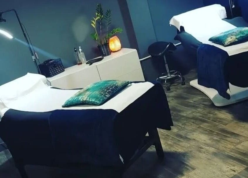 Cozy treatment room at Leannes Lash Perfect in Dover, England, GB with lash beds and ambient lighting.