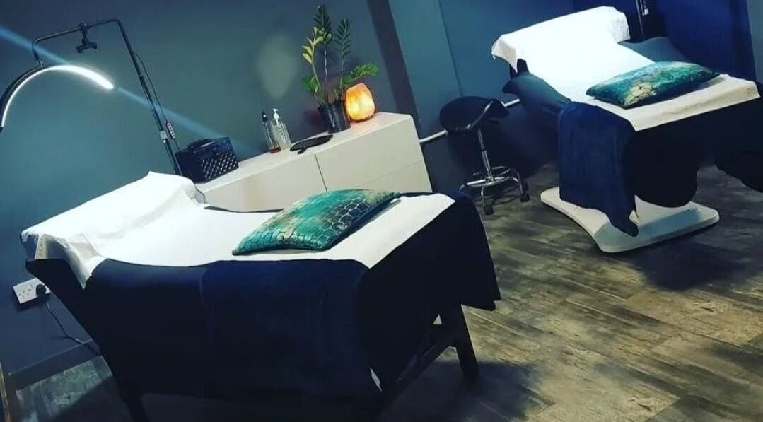 Cozy treatment room at Leannes Lash Perfect in Dover, England, GB with lash beds and ambient lighting.