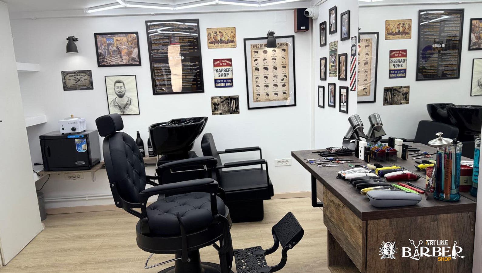 Interior modern la Art Line Barber Shop din București, București, RO, cu scaun de frizer și unelte de tuns.