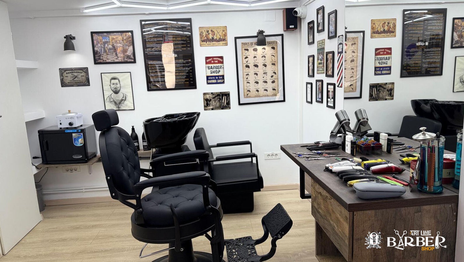 Interior modern la Art Line Barber Shop din București, București, RO, cu scaun de frizer și unelte de tuns.