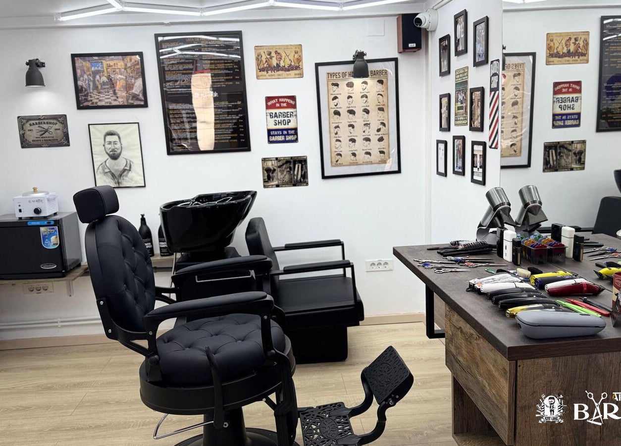 Interior modern la Art Line Barber Shop din București, București, RO, cu scaun de frizer și unelte de tuns.