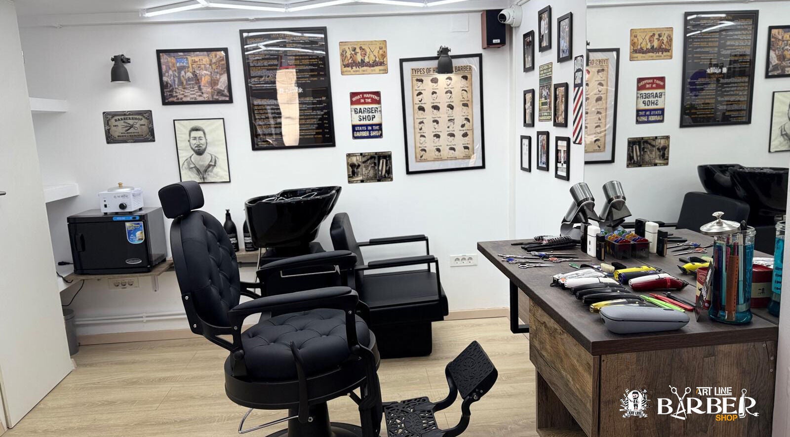 Interior modern la Art Line Barber Shop din București, București, RO, cu scaun de frizer și unelte de tuns.