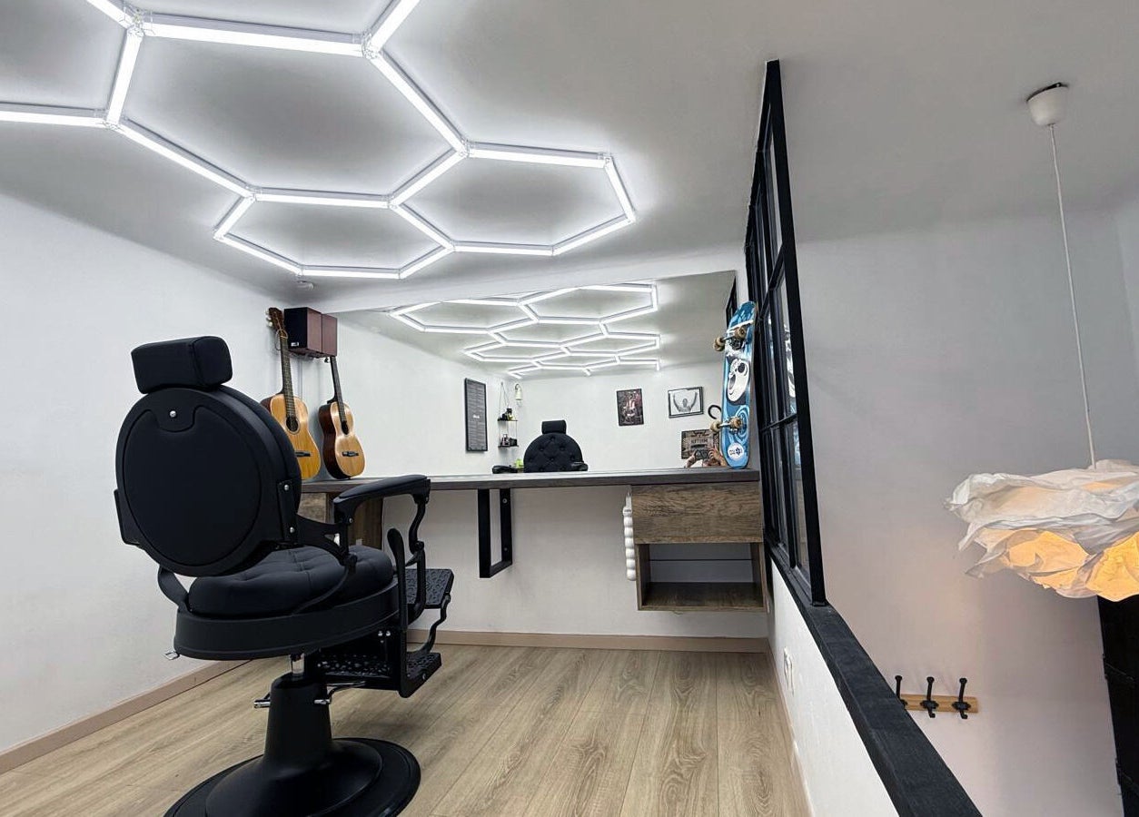 Interior modern la Art Line Barber Shop, București. Detalii elegante și iluminat distinctiv.