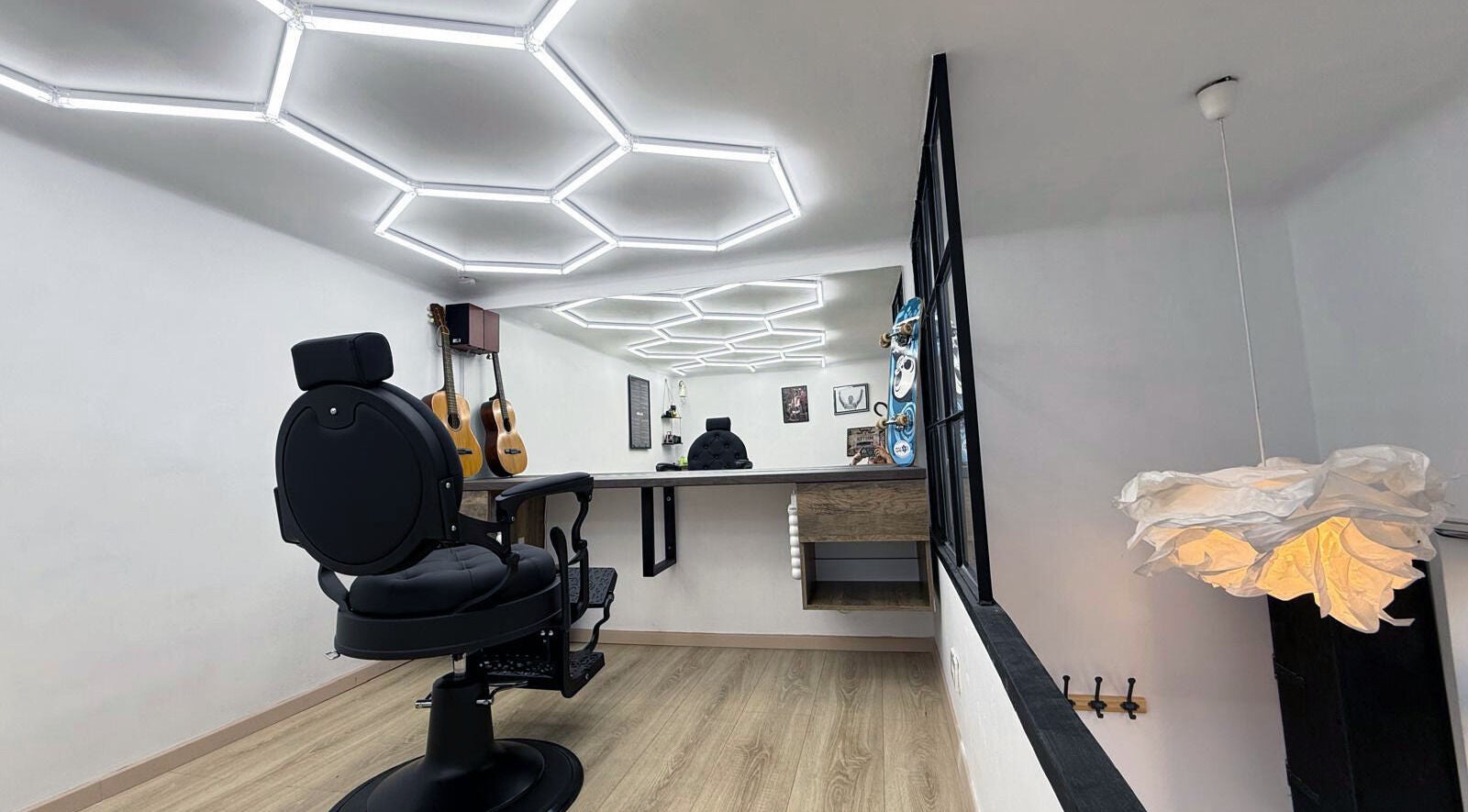 Interior modern la Art Line Barber Shop, București. Detalii elegante și iluminat distinctiv.