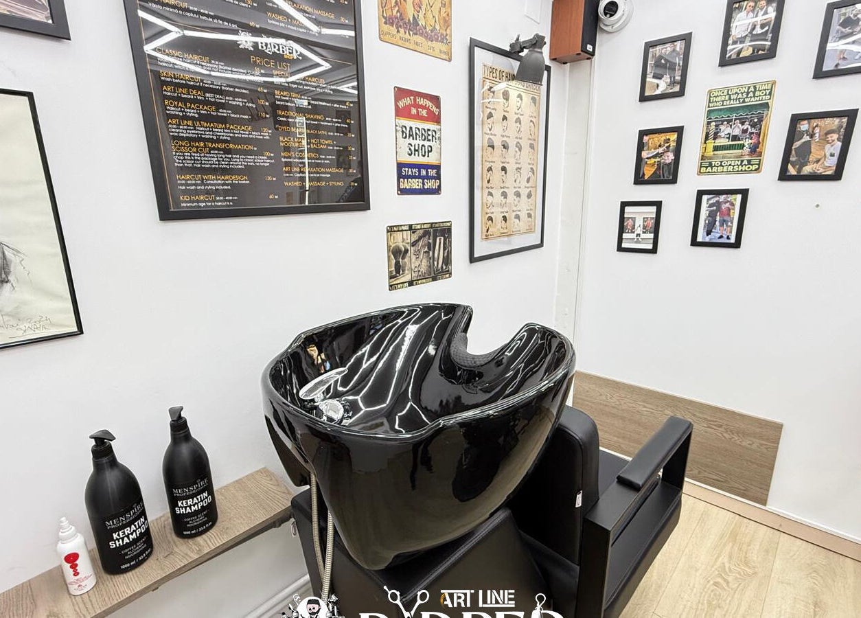 Interior modern cu chiuvetă la Art Line Barber Shop, București, București, RO, afișe și șampon profesional.