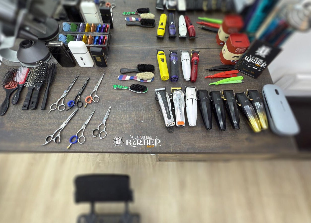 Instrumentele profesionale de frizerie de la Art Line Barber Shop, București, București, RO, aranjate atent pe masă.