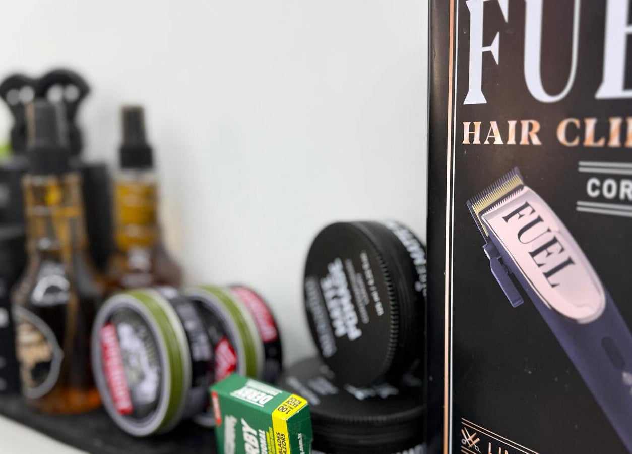 Produse de îngrijire la Art Line Barber Shop din București, București, RO, incluzând aparate și cosmetice.