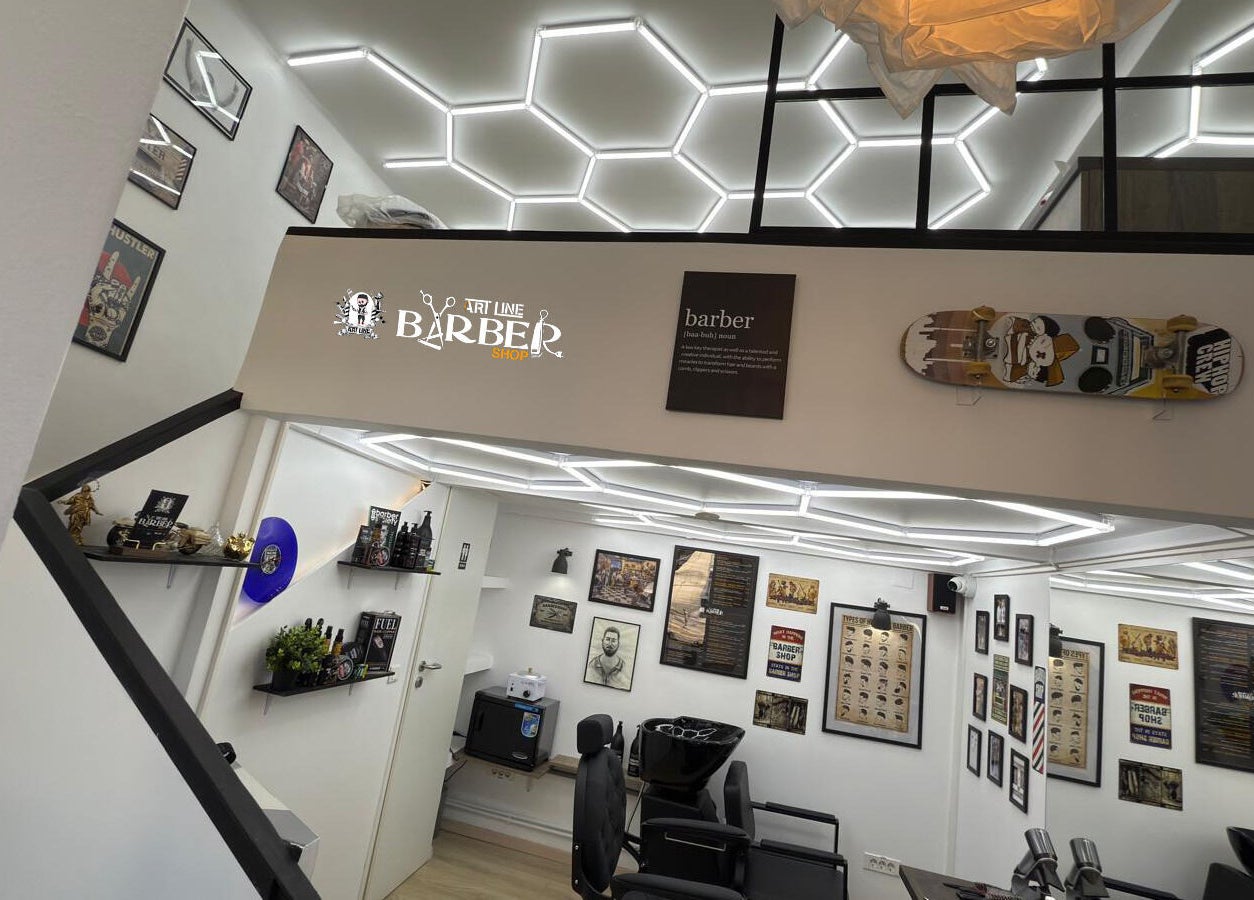 Interior modern al Art Line Barber Shop, București, București, RO, cu decor stilizat și iluminat geometric.