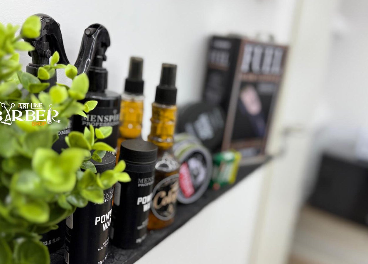 Raft cu produse de îngrijire la Art Line Barber Shop, București, București, RO.