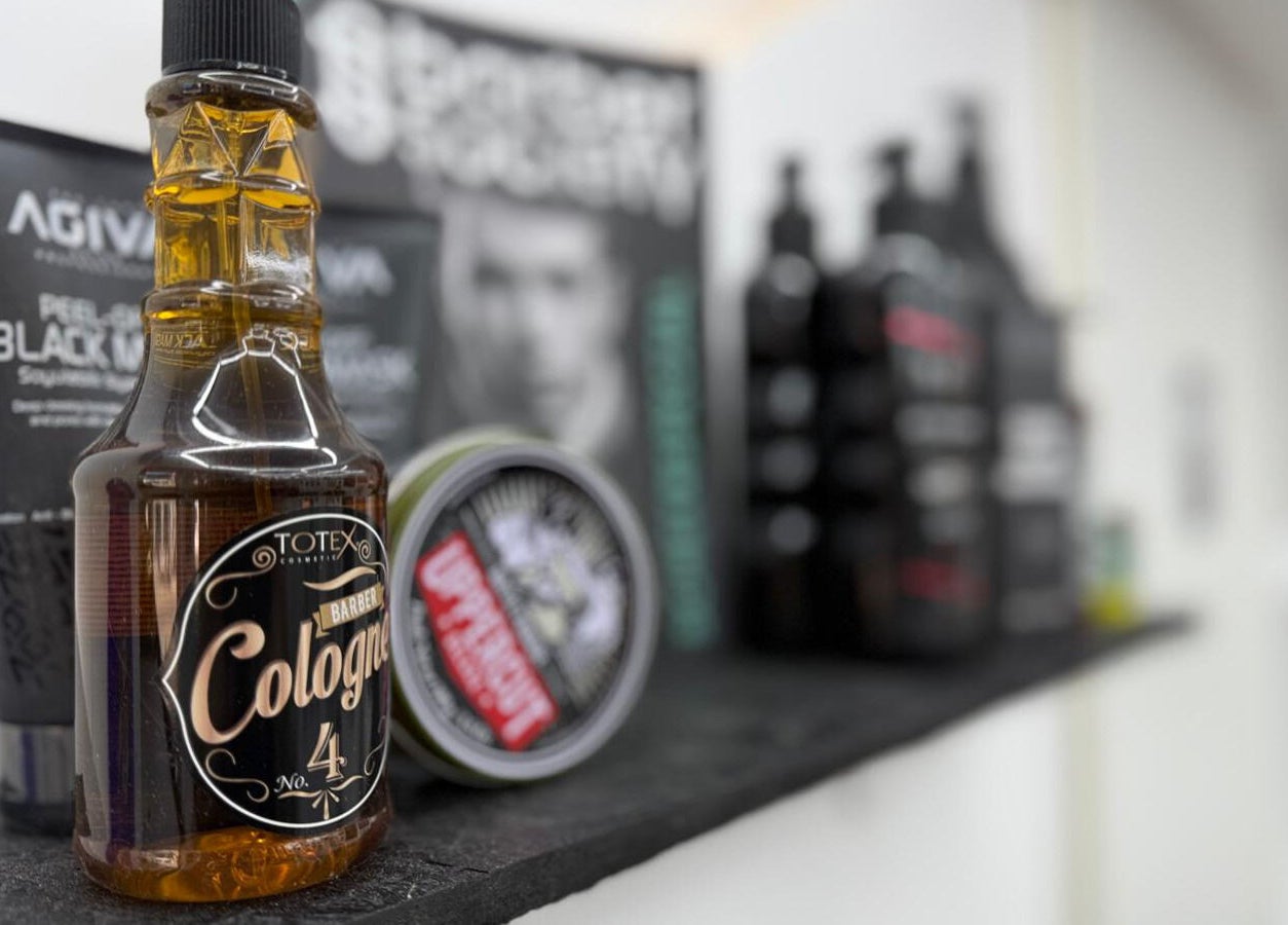 Produse de îngrijire la Art Line Barber Shop, București, București, RO, reflectând calitatea serviciilor oferite.