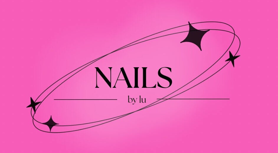 Logotipo de Nails by Lu con fondo rosa en San Fernando, Andalucía, ES.