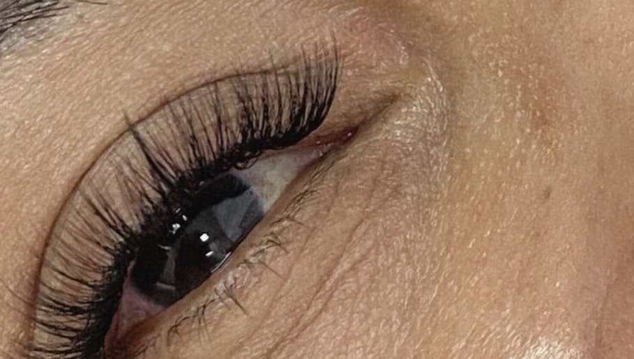 Close-up of eyelash extensions at Lash Desain in Daerah Khusus Ibukota Jakarta, enhancing natural beauty.