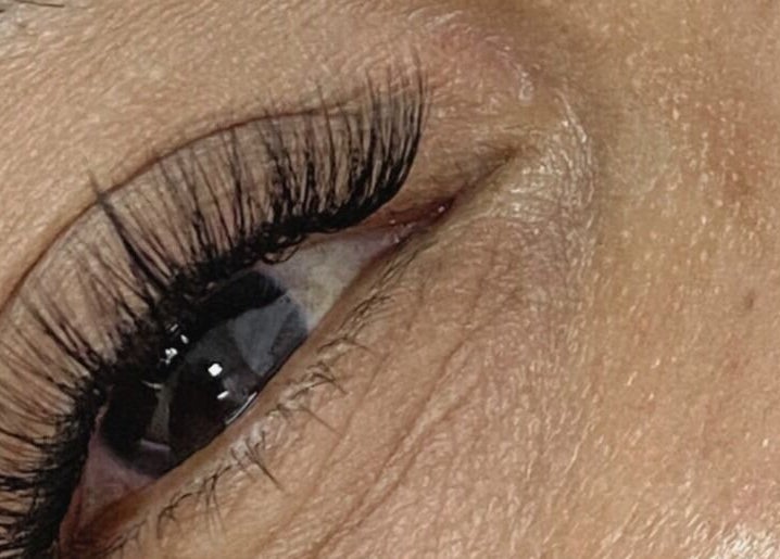Close-up of eyelash extensions at Lash Desain in Daerah Khusus Ibukota Jakarta, enhancing natural beauty.