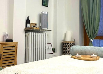 Stanza benessere di Perla Holizen, Novara, Piemonte, con candele accese e tessuti rilassanti.