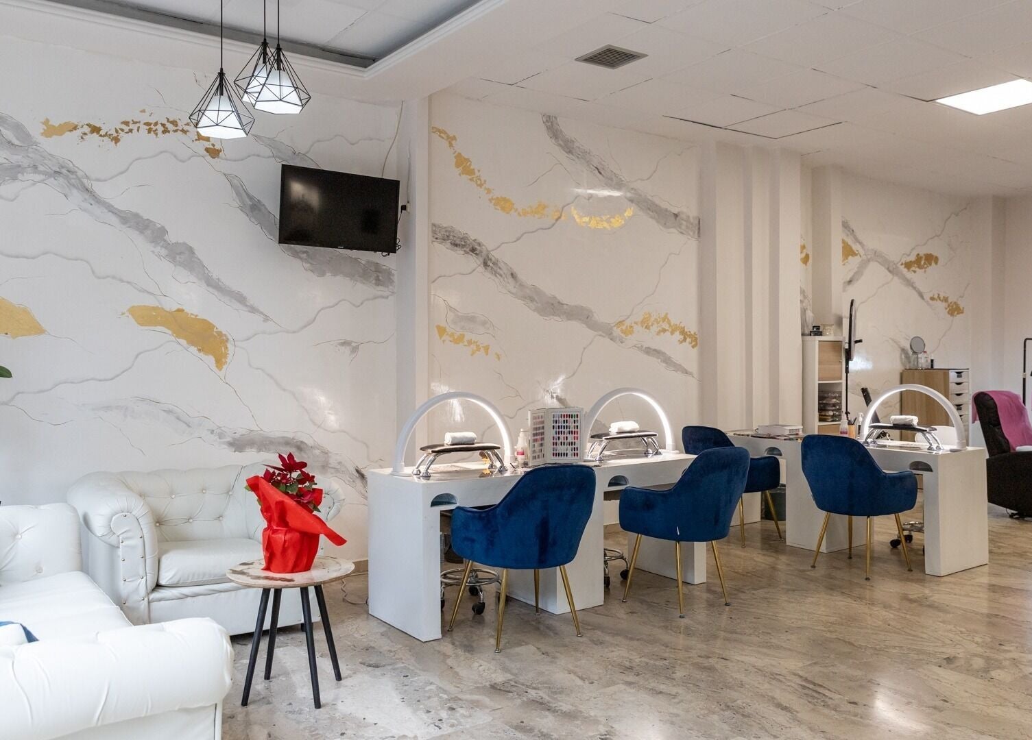 Κομψό εσωτερικό του BartDon Studio | Academy | Shop στη Θεσσαλονίκη, GR με μοντέρνα έπιπλα και φωτιστικά.