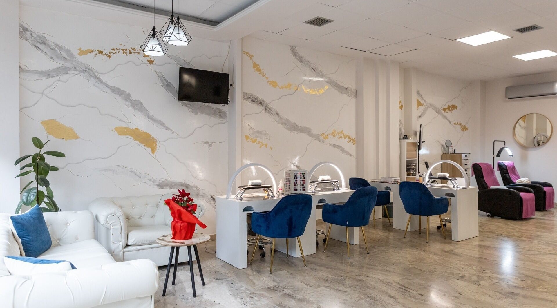 Κομψό εσωτερικό του BartDon Studio | Academy | Shop στη Θεσσαλονίκη, GR με μοντέρνα έπιπλα και φωτιστικά.