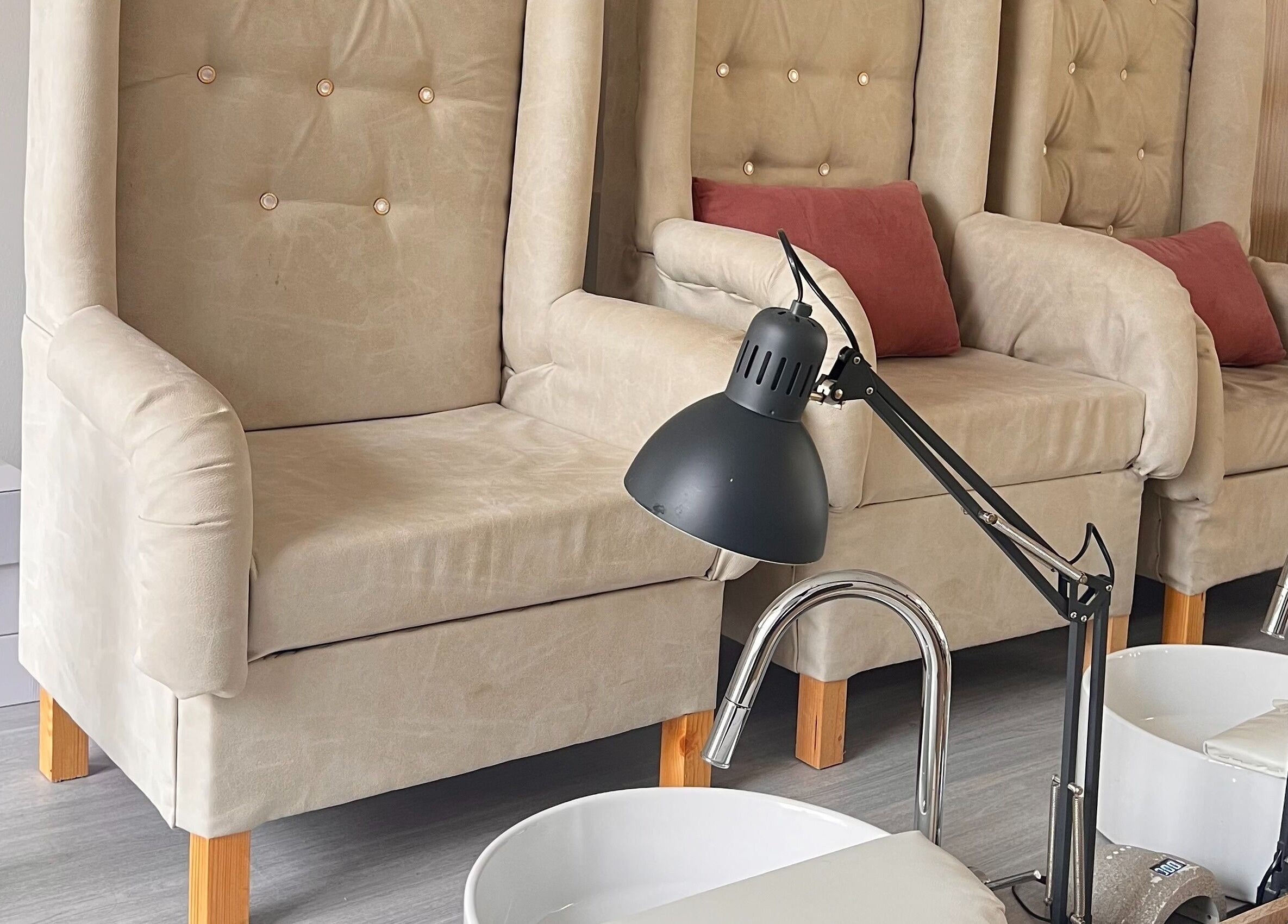 Άνετες πολυθρόνες πεντικιούρ στο BartDon Studio | Academy | Shop, Θεσσαλονίκη, GR.