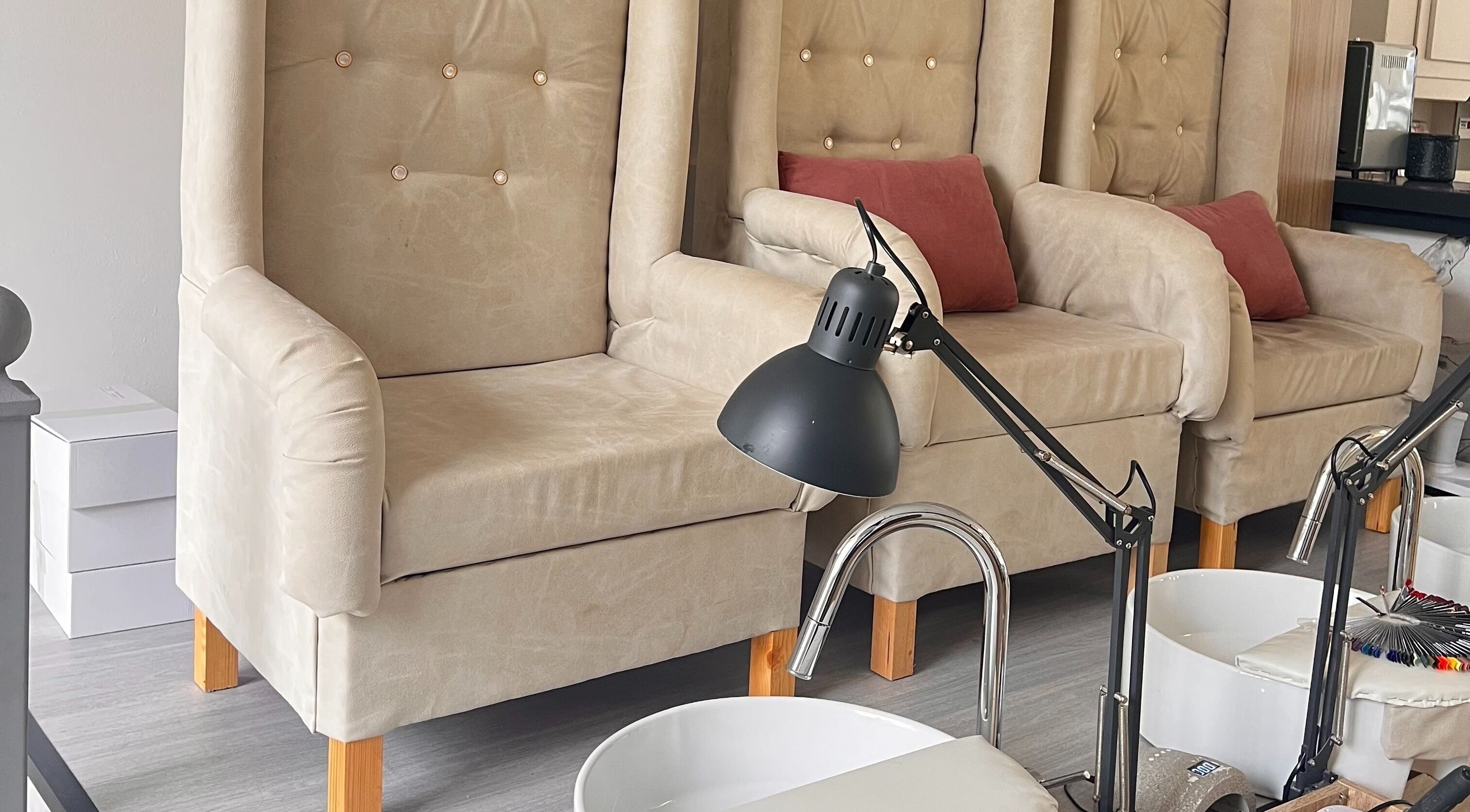 Άνετες πολυθρόνες πεντικιούρ στο BartDon Studio | Academy | Shop, Θεσσαλονίκη, GR.