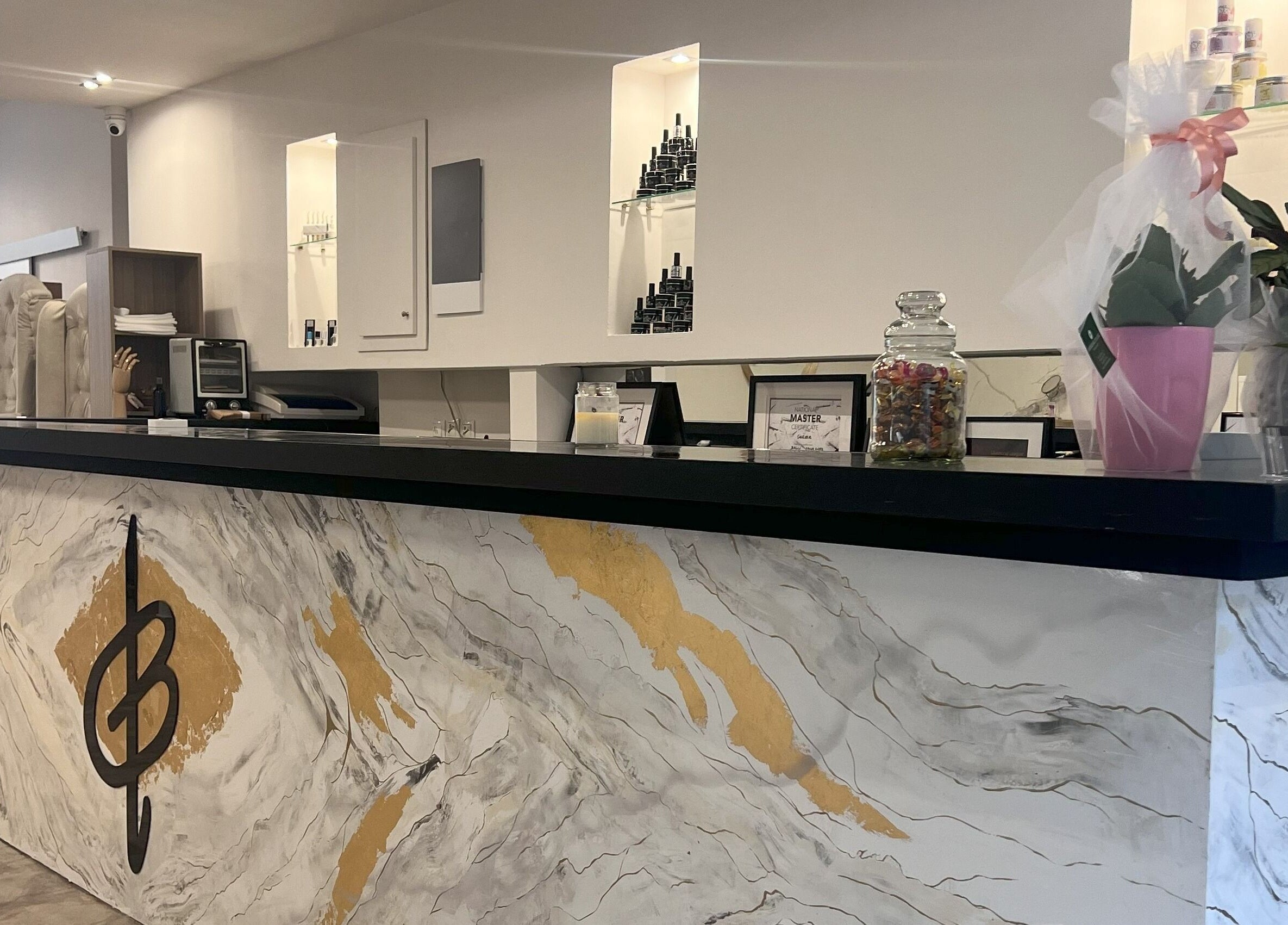 Η κομψή ρεσεψιόν του BartDon Studio | Academy | Shop στη Θεσσαλονίκη, GR, με μαρμάρινη διακόσμηση και σύγχρονο ντιζάιν.