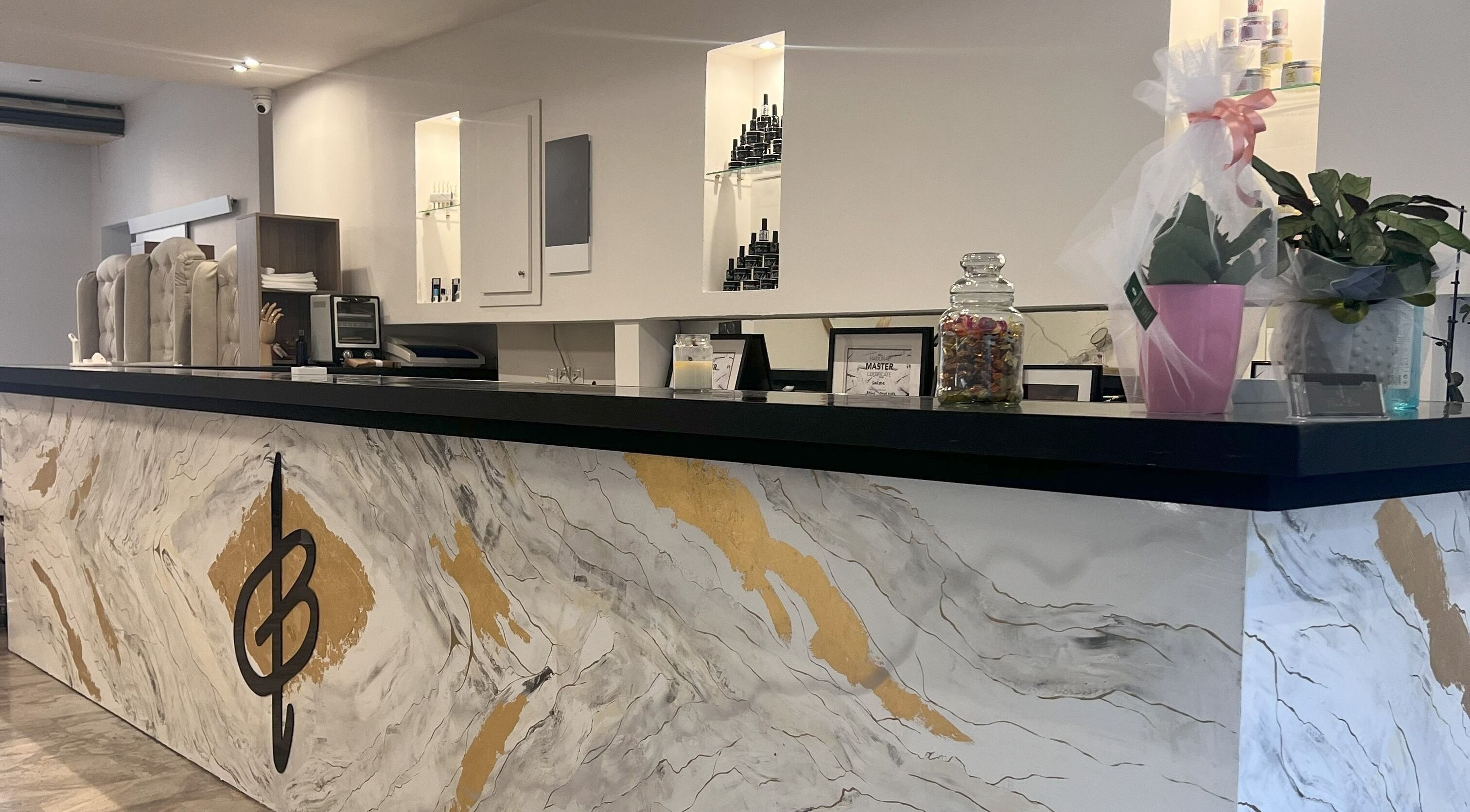 Η κομψή ρεσεψιόν του BartDon Studio | Academy | Shop στη Θεσσαλονίκη, GR, με μαρμάρινη διακόσμηση και σύγχρονο ντιζάιν.
